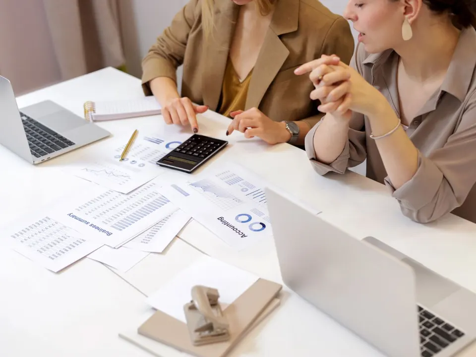Profesionales revisando estados financieros de un negocio